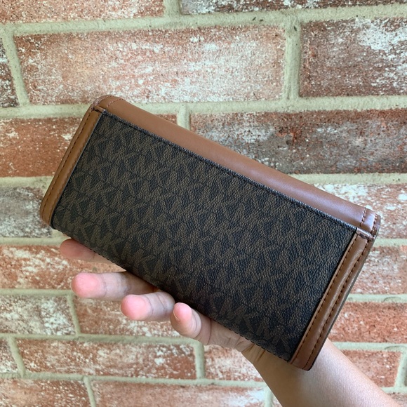 Michael Kors Fulton LG Continental Wallet - Picture 3 of 5